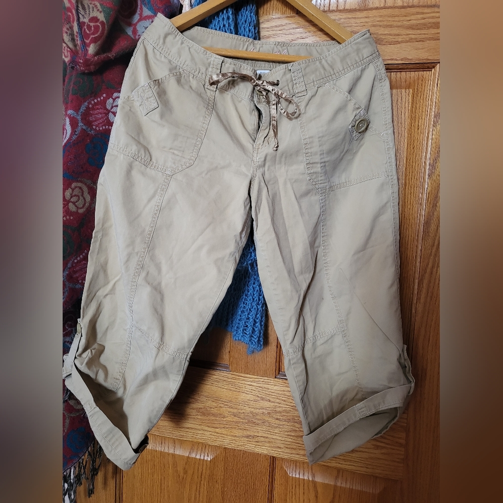 Cute beige pink accent cargo pants used flawed